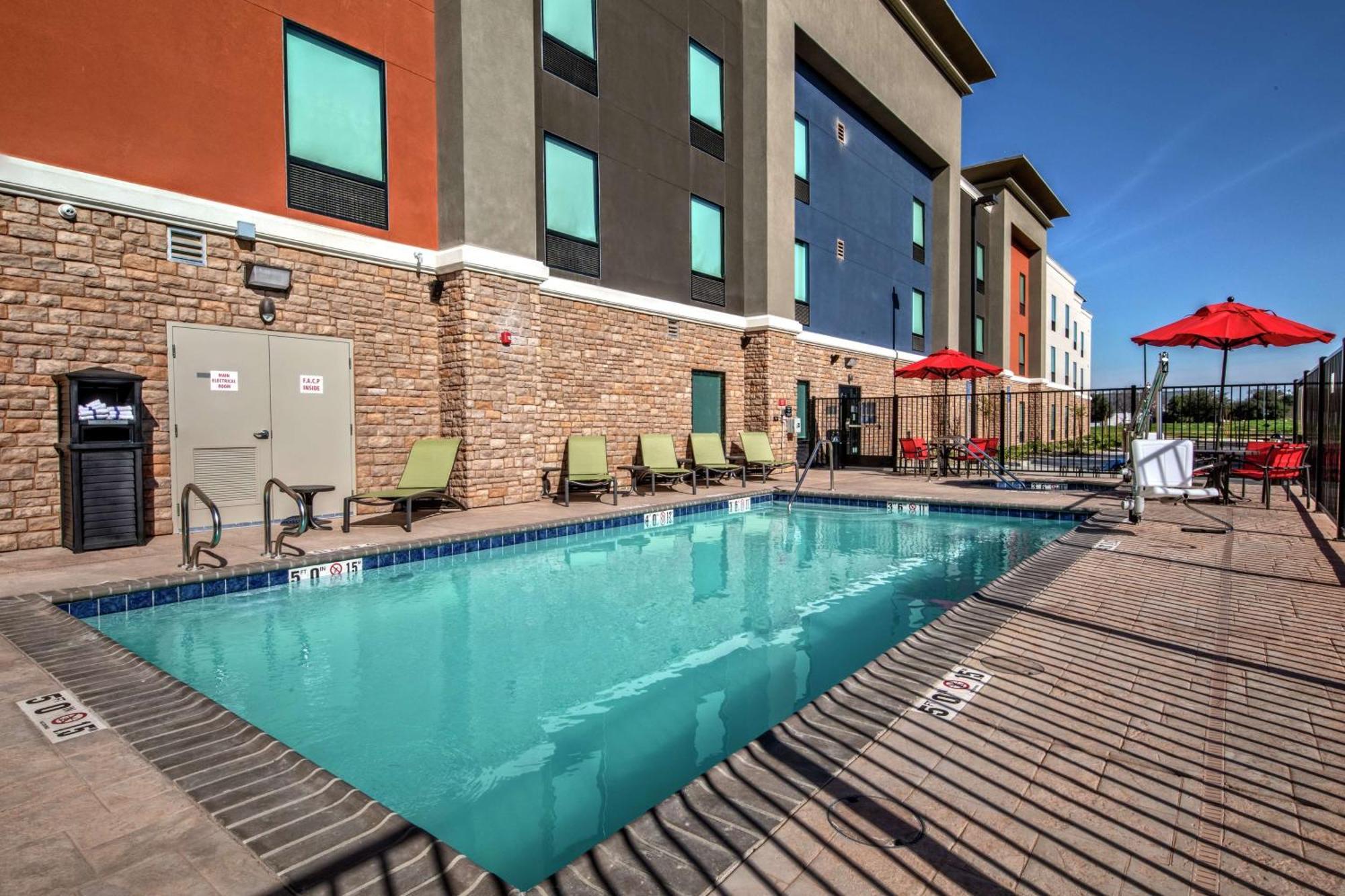Hotel Hampton Airport 3*