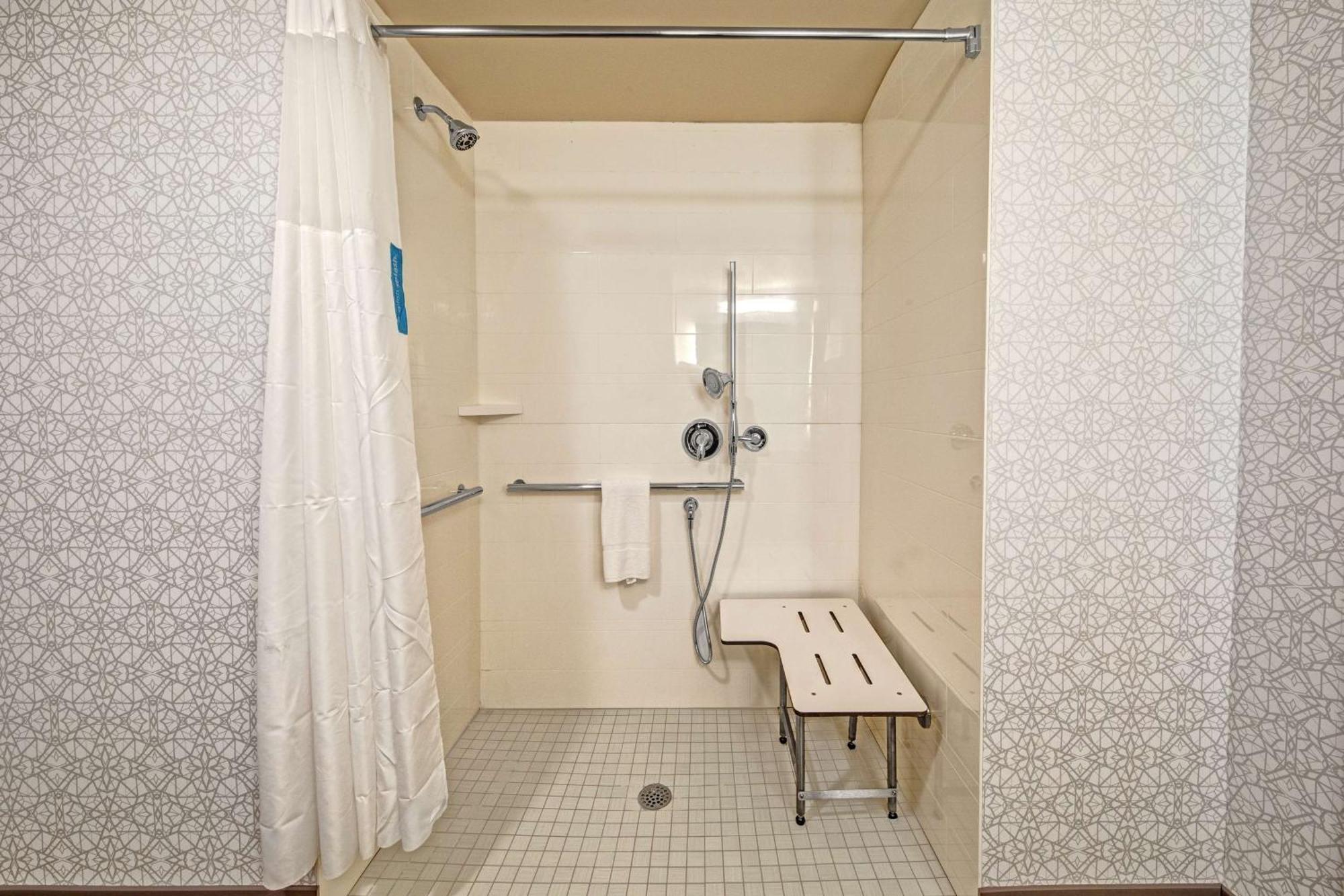 Hotel Hampton Airport 3*